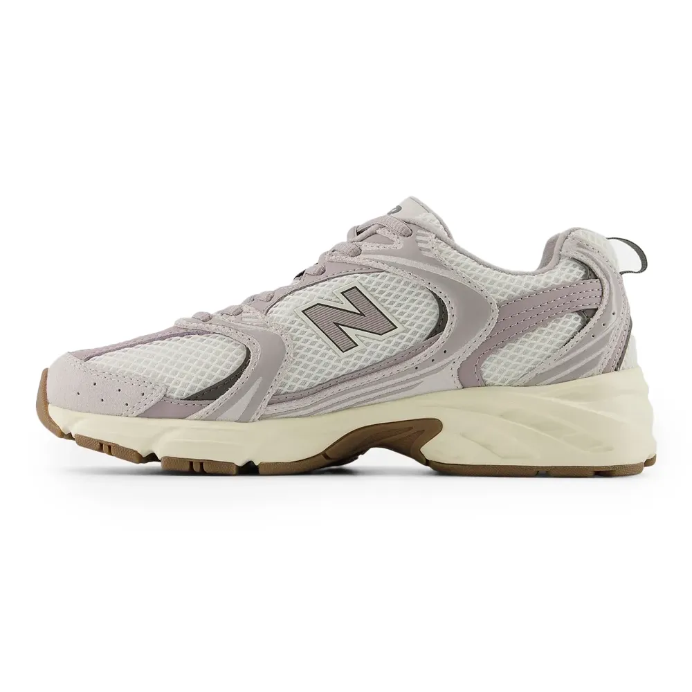 Tênis New Balance 530 feminino cinza claro mostrando a frente com logo da marca